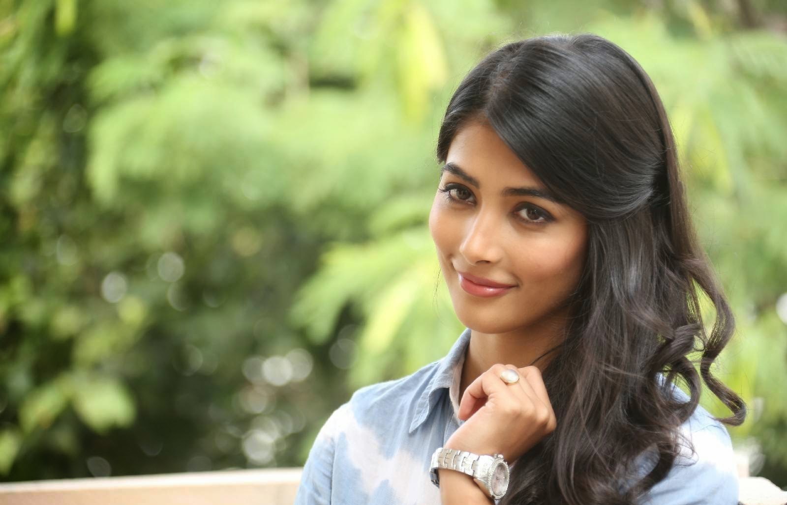 Pooja Hegde Family Pics, Father, Age, height, Biography