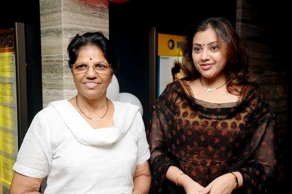 meena actress mother