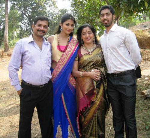Pooja Hegde Family Pics, Father, Age, Biography
