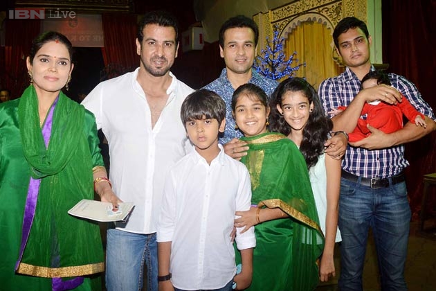 Ronit Roy Family Photo, Father And Mother Wife, Age