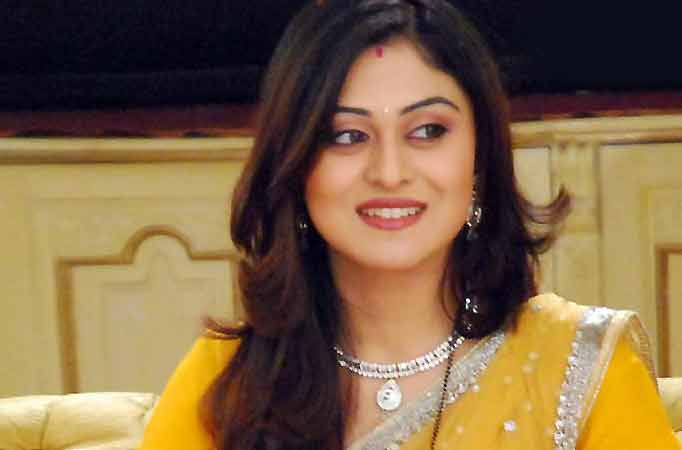 Falaq Naaz Family Photos, Husband, Father, Mother, Age, Height, Bio